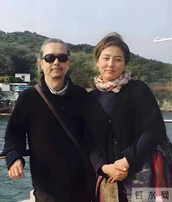 演员张延和丈夫的一张合影,她也老了,已不再是年轻时候的模样了