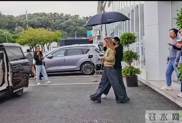 蔡卓妍低调现身广东4S店，购买46万豪车，与小男友热恋中，很幸福