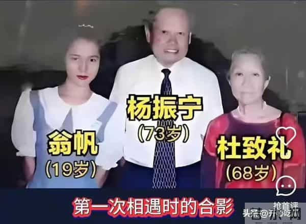 49岁翁帆现身画展！穿黑衣、皮肤白皙状态好，笑容满面和妈妈热聊