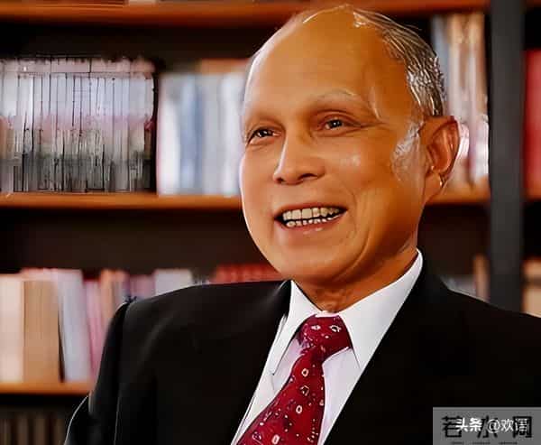 霍启刚也没想到，他79岁的父亲霍震霆，如今还能再为霍家“争光”