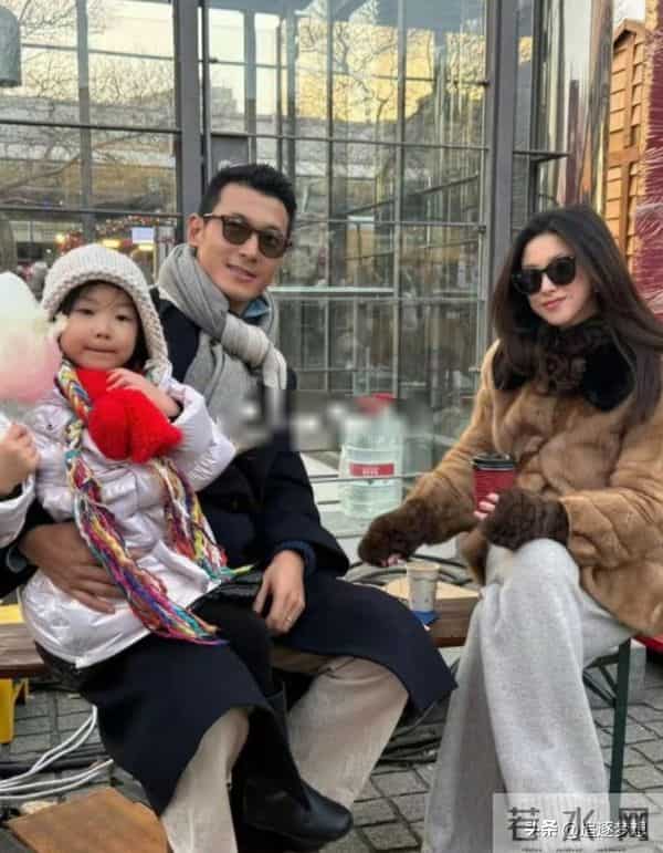 朱珠一家三口北京逛圣诞集市 朱珠挤开老公真相大白 两口子笑翻网友