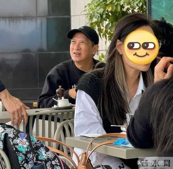 张家辉61岁生日和女性朋友吃饭 皮肤松垮老人味 竟只比郭富城大一岁