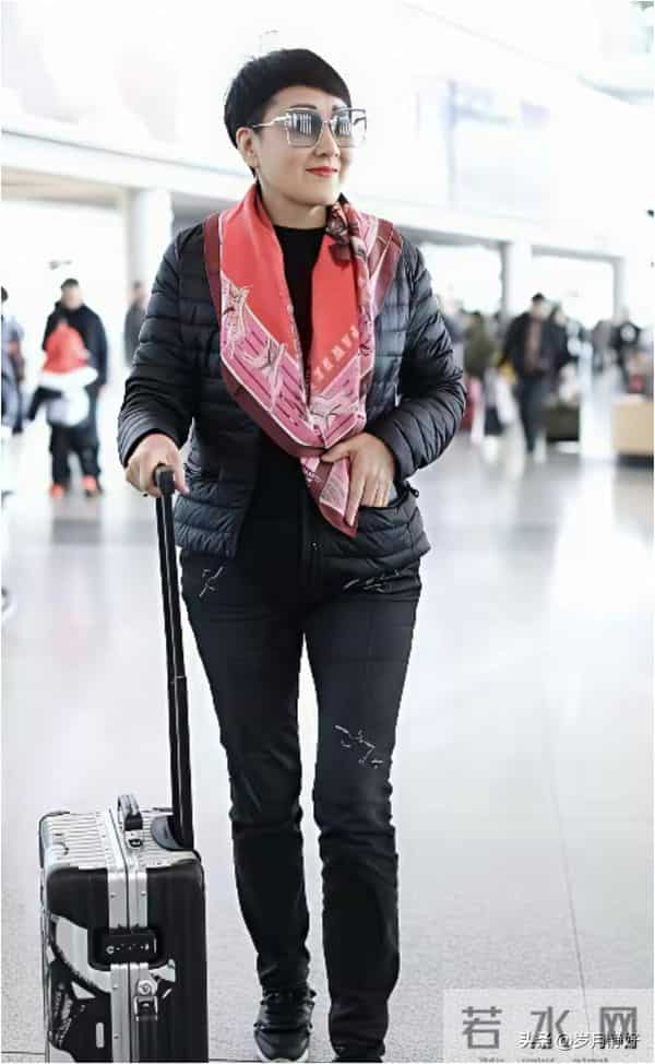张凯丽新剪了超短发年轻25岁！穿羽绒服配丝巾，完全没有大妈味！