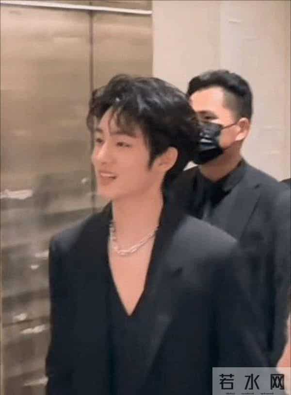 蒂芙尼活动上46岁章子怡骤显衰老，肌肤浮肿骨感干瘪，面相大变