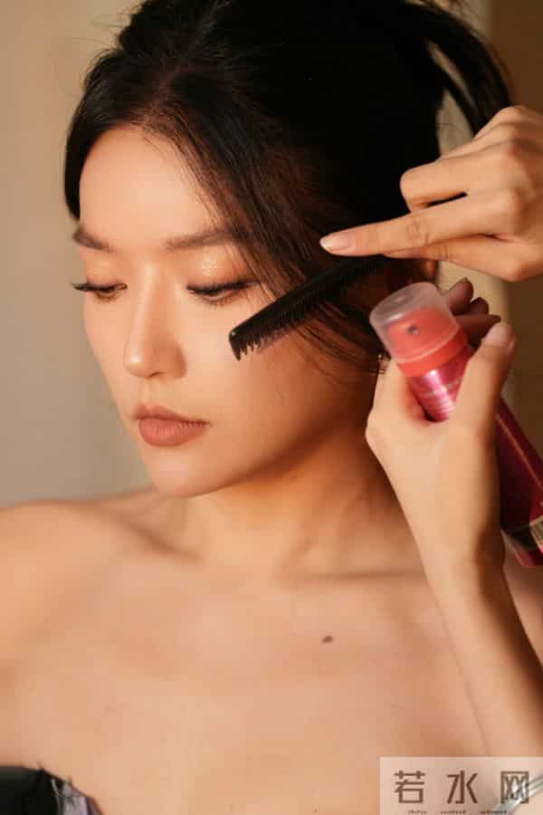 庄心妍长筒靴短皮裙穿搭写真，又酷又美