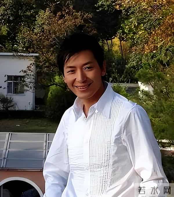 55岁戴军现身上海买手机，定居泰国享受悠闲人生，和她成了新邻居