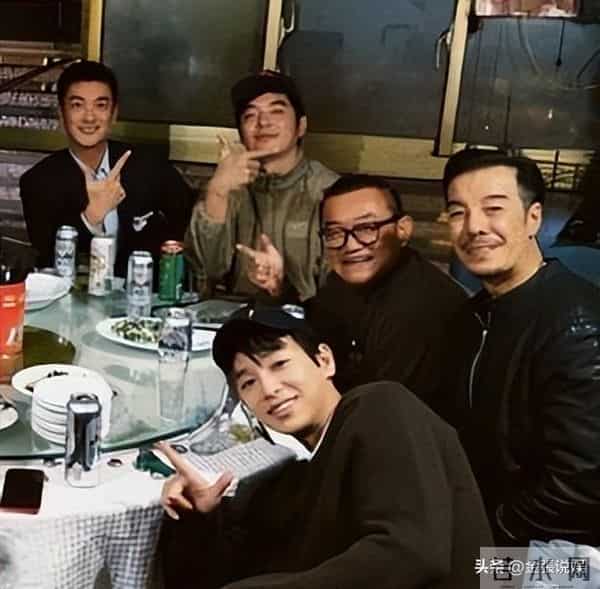 郑恺晒与陈赫等10人合影,被扒P掉7处烟盒打火机,遭吐槽一群老登