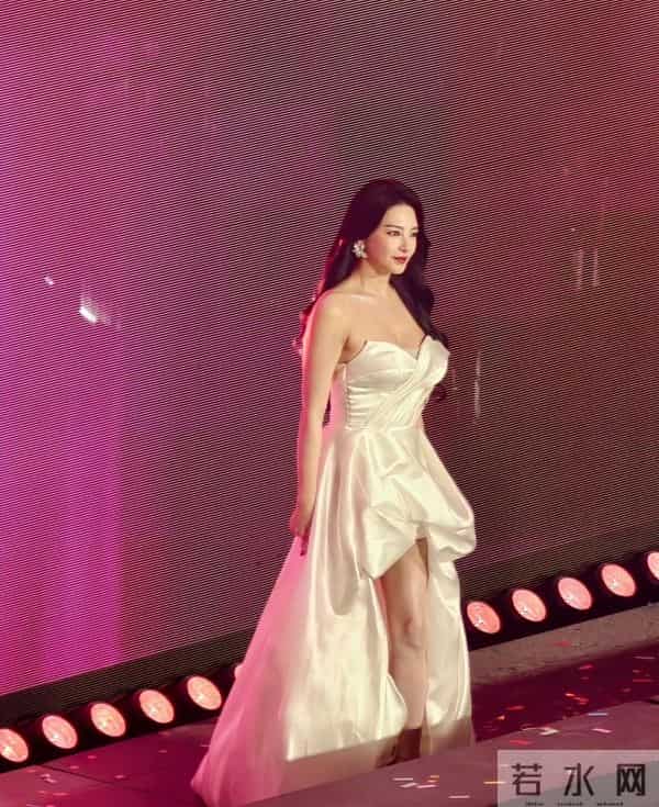 张雨绮怎么又火了，还不是因为那个大胆的抹胸直接封神了