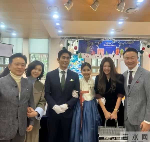 演员车仁表儿子结婚，夫妻俩满脸幸福，就是儿子的长相一般还显胖