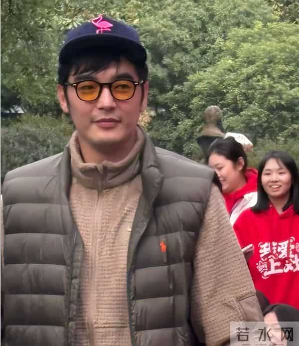 上戏80周年大合影，金世佳有少年感，陈赫靠边坐，王传君稳居C位