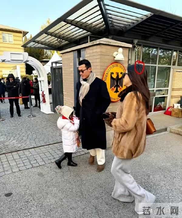 朱珠一家三口北京逛圣诞集市 朱珠挤开老公真相大白 两口子笑翻网友