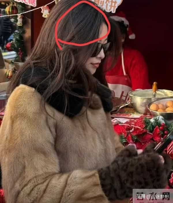 朱珠一家三口北京逛圣诞集市 朱珠挤开老公真相大白 两口子笑翻网友