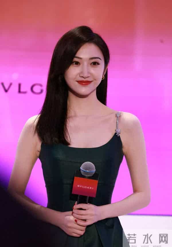 景甜这状态杀疯了!绿裙一穿直接美成“人间翡翠”!