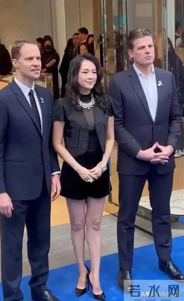 46岁章子怡现身成都，离开美颜滤镜状态好真实，膝盖尤为吸引眼球