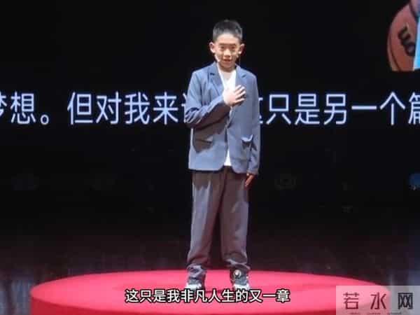 应采儿带娃出通告,素颜肿胀但满脸自豪,儿子后台背稿累到瘫桌上