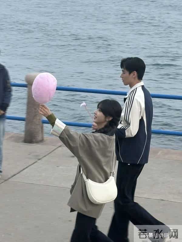 田曦薇胡一天青岛被偶遇，俩人手拿棉花糖好甜，小田这长相太顶了