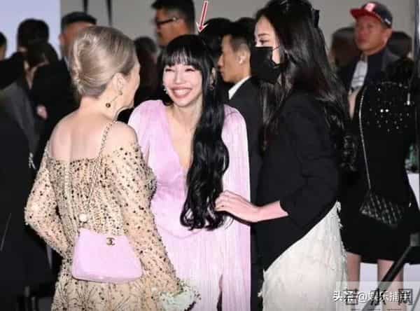 面相彻底变了，李靓蕾现身邱泽许玮甯婚礼，子女现状引人焦虑