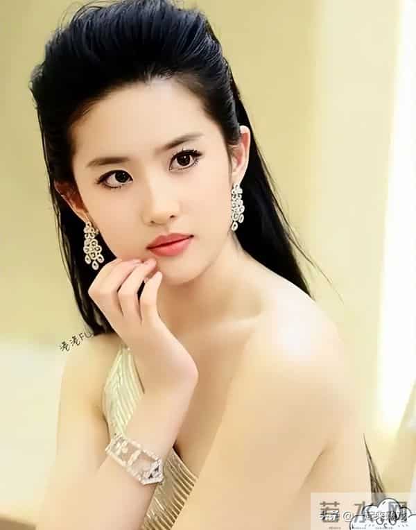 刘亦菲的美,清冷仙气,美得人不敢靠近