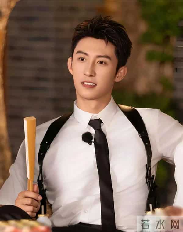 黄景瑜广西被偶遇,开京A牌照30万豪车,全程手挡太阳防止晒脸