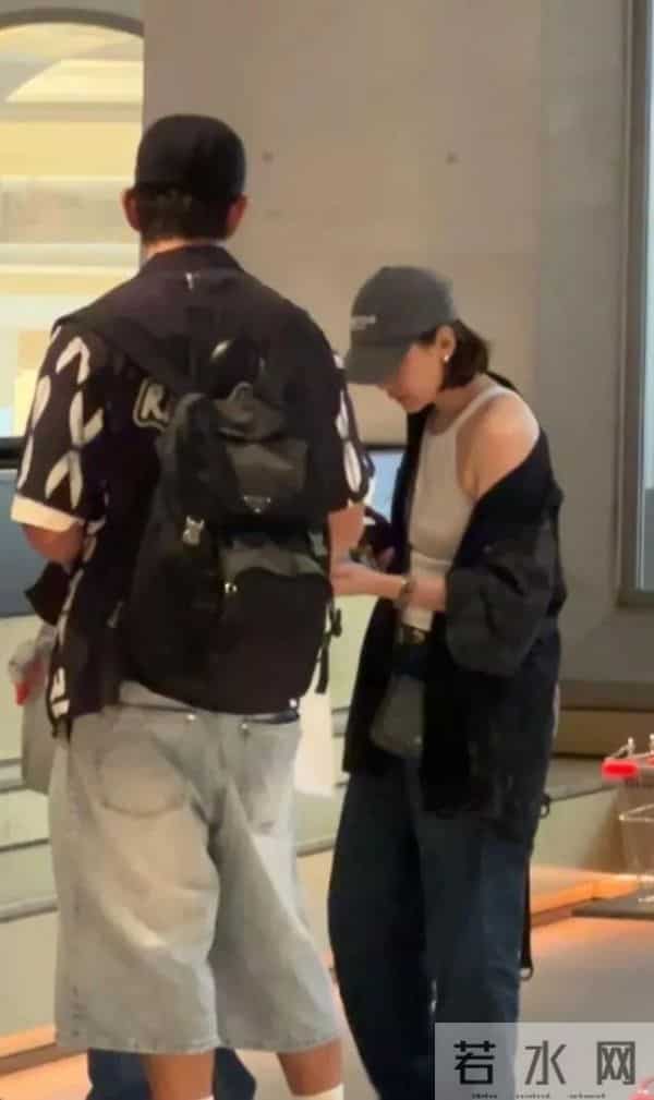 贾静雯一家成都逛街，50岁像30岁，咘咘天生高颅顶，但没波妞可爱