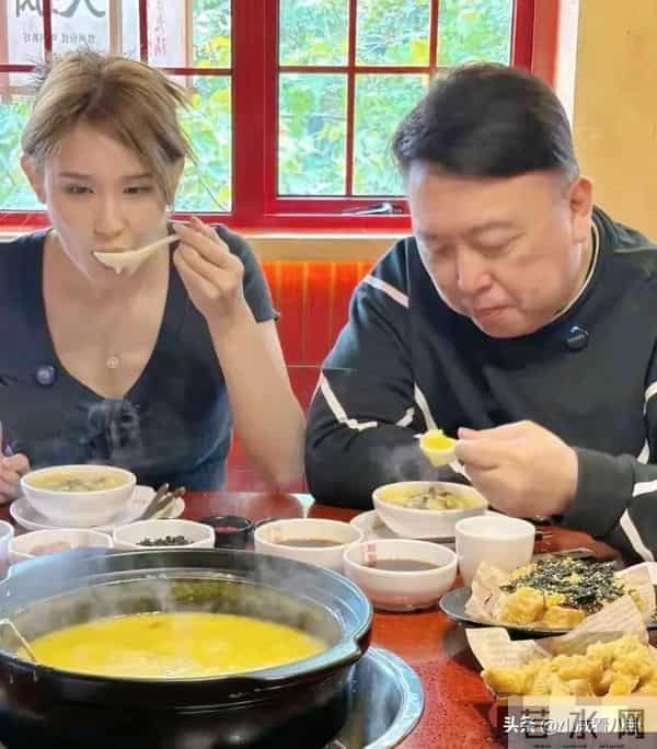 70岁导演王晶带着晶女郎在成都吃火锅,王晶肚子好大 晶女郎身材好