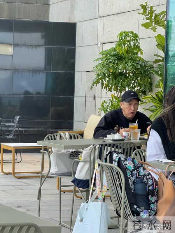 张家辉生日被偶遇,老到眉毛发白长老年斑,一身“老人味”藏不住