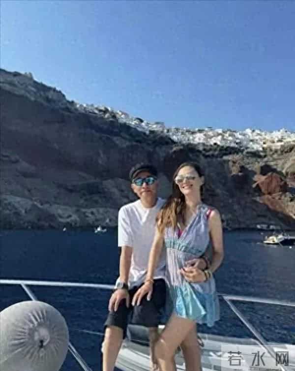 58岁陈小春带妻迪拜旅游，小16岁娇妻应采儿逆龄如少女！