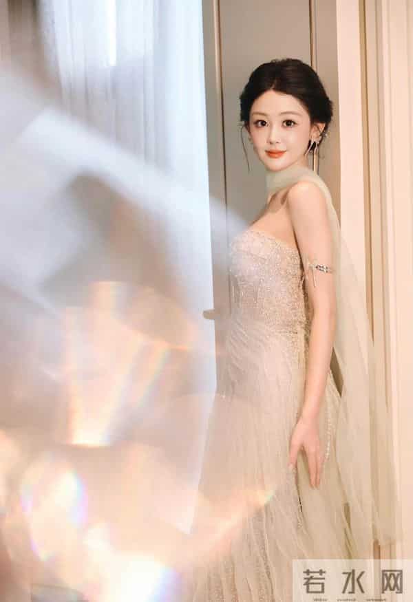 陈芳彤 抹胸礼服搭配丝巾 太飘逸灵动了