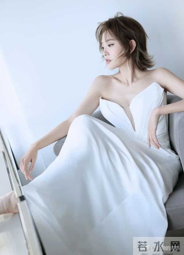 唐艺昕，精致的抹胸白裙穿搭，这也太优雅了吧。
