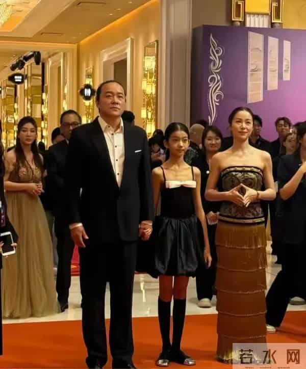 江一燕温州街头被偶遇,穿短裙腿被冻到黑紫,脸馒化到差点认不出