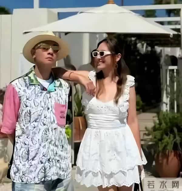 58岁陈小春带妻迪拜旅游，小16岁娇妻应采儿逆龄如少女！