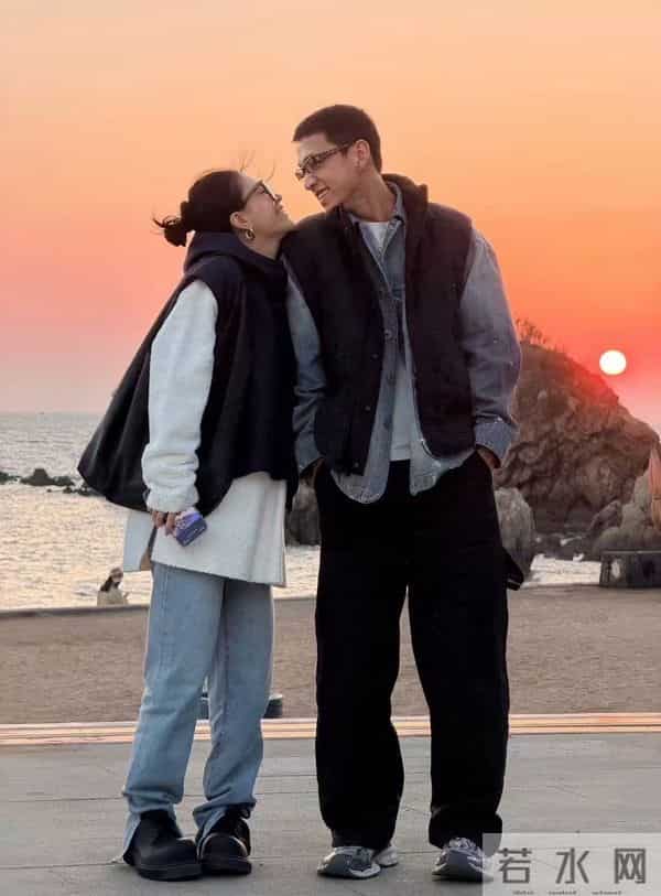 李嘉格被曝新恋情，朋友圈晒与26岁帅哥亲密照，男方甩车澈一大截