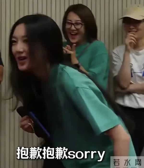 李亚鹏晒女儿李嫣近照，一米七身材大眼睛 从唇腭裂女孩到自信美人