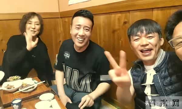 于和伟 王宝强小酒馆聚餐,两人喝的脸通红,疑似于和伟妻子亮相