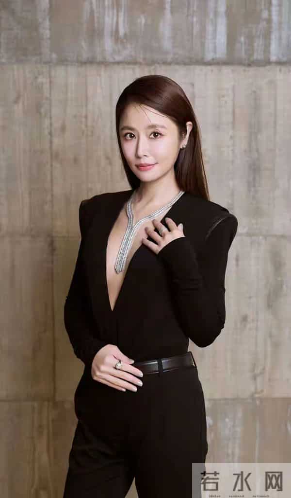 林心如为了显示脖子上挂着的项链也是拼了，衣服居然是深V