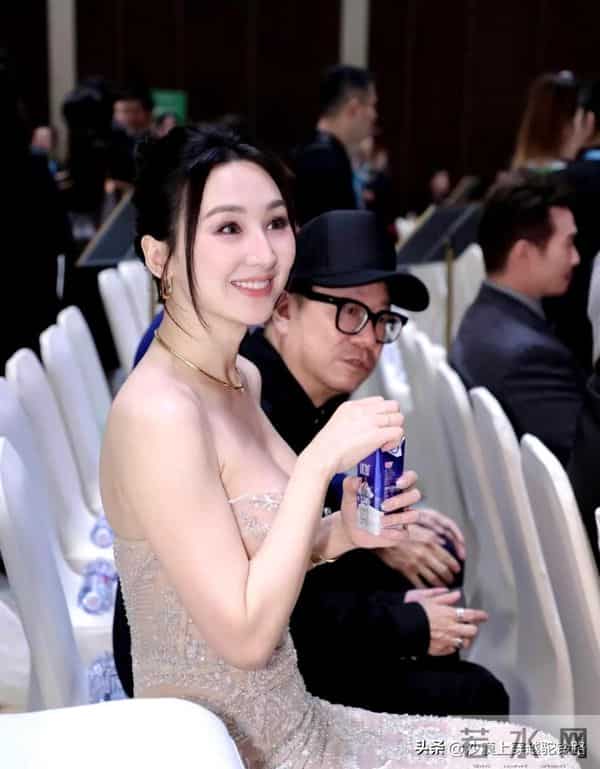 高海宁白玉兰现场生图，抹胸裙身材好到爆！