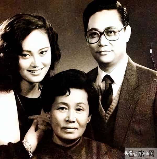 大宋佳现身上戏80年校庆,63岁状态依旧惊艳,比利时老公未现身