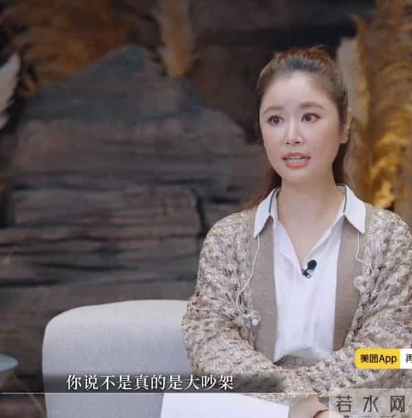 林心如霍建华夫妇参加邱泽婚礼，合照太多，霍建华白发比林心如多