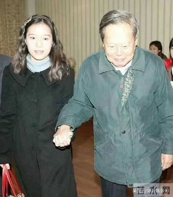 翁帆现状曝光，和母亲一起看展状态好，杨振宁的安排是对的