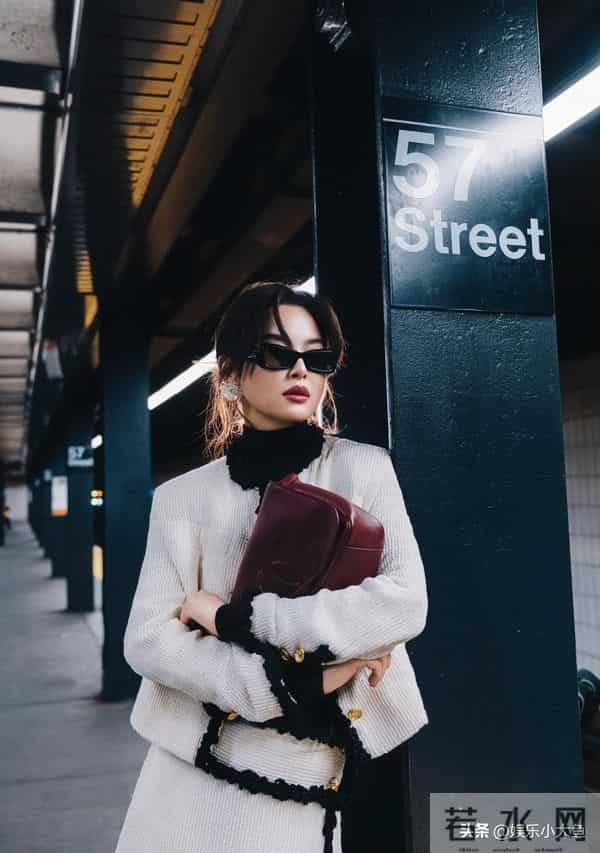 辛芷蕾今日纽约看秀，身穿CHANEl2026春夏系列，美的如此赏心悦目