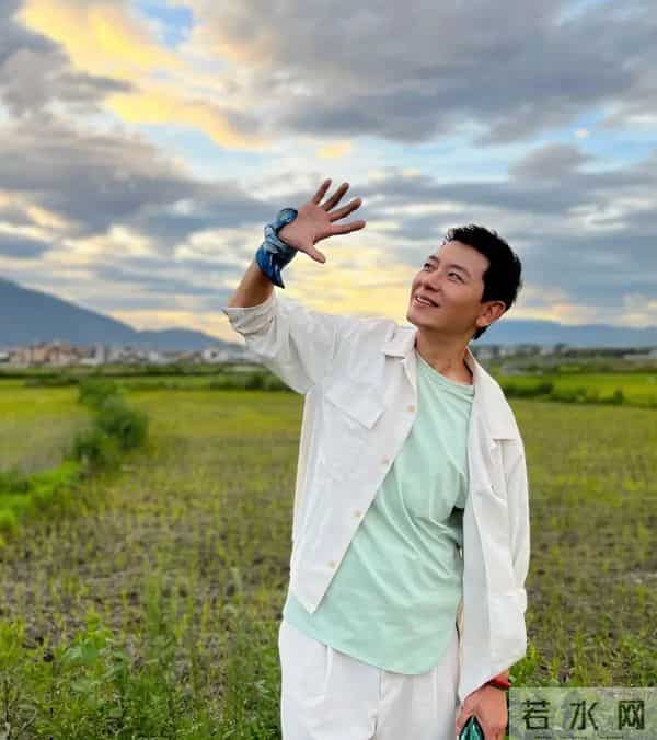 55岁戴军现身上海买手机，定居泰国享受悠闲人生，和她成了新邻居