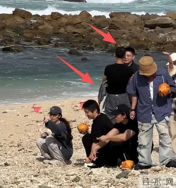 郭碧婷三亚海边捡石头,素颜眼窝深凹很疲惫,带5位助理照顾父亲