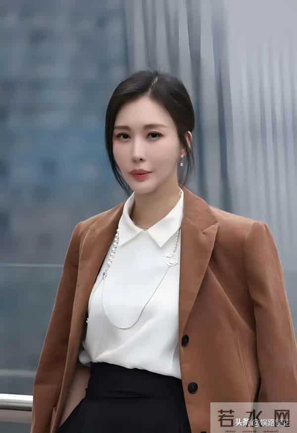 74岁王石断崖式衰老,44岁田朴珺登千米雪山,30岁年龄差藏不住了