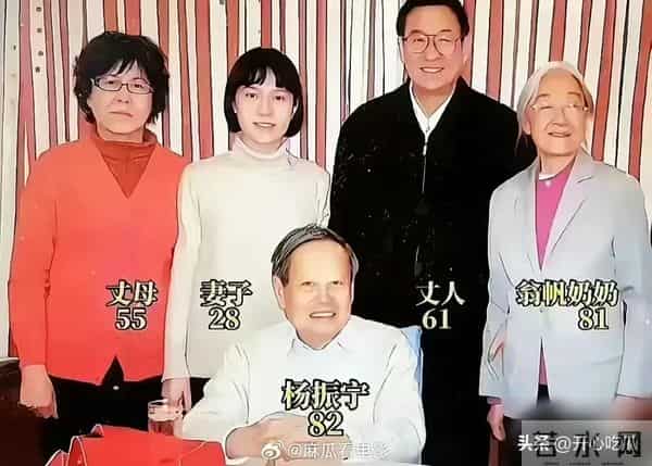 49岁翁帆现身画展！穿黑衣、皮肤白皙状态好，笑容满面和妈妈热聊