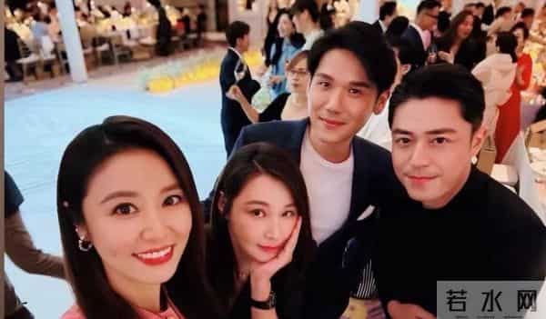 林心如霍建华夫妇参加邱泽婚礼，合照太多，霍建华白发比林心如多