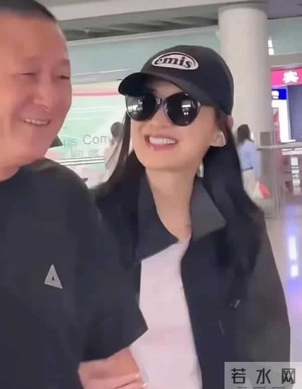 梅婷与老公罕见同框,老公一脸憨厚朴实,网友:像爸爸牵着女儿