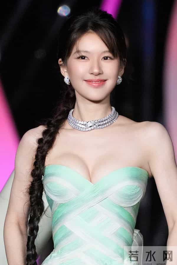 赵露思青春洋溢 元气满满