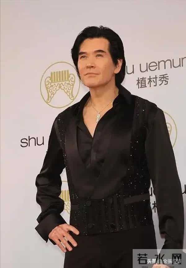 费翔在英国独居