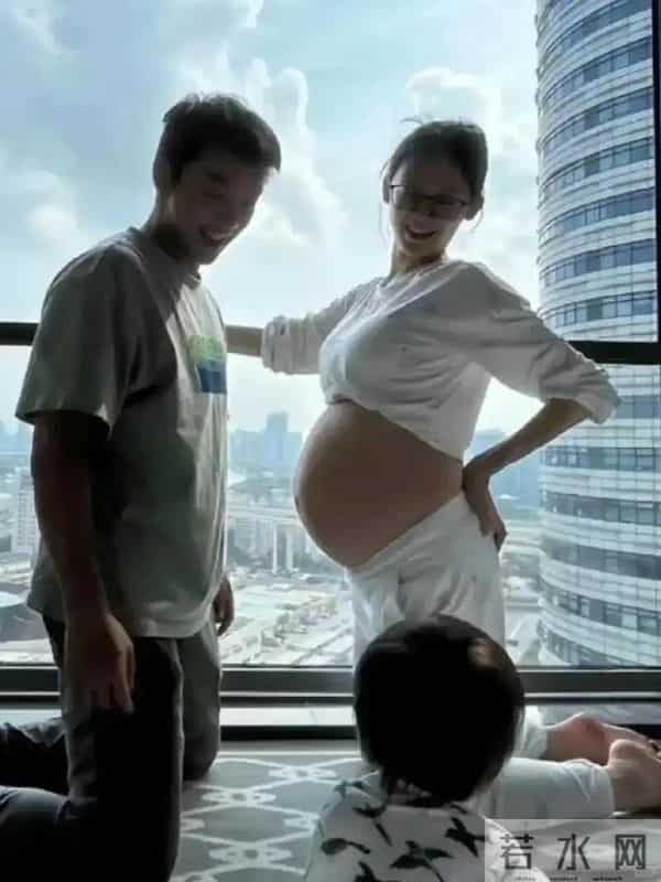 看了郑恺和苗苗合影,再看他和孙骁骁合影,生理性喜欢显而易见