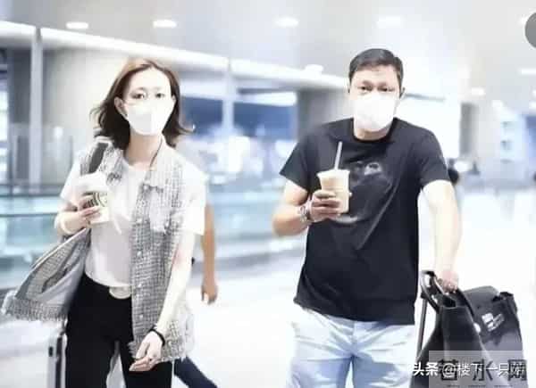 蔚来偶遇范志毅提新车 56岁穿搭潮流 两年换两车 网友：买来送娇妻？